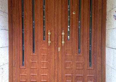 Puerta de entrada clásica de dos hojas imitación madera en Dueñas (Palencia)